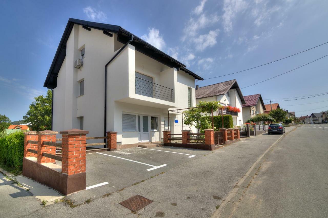 شقة House Smolcic Otočac المظهر الخارجي الصورة