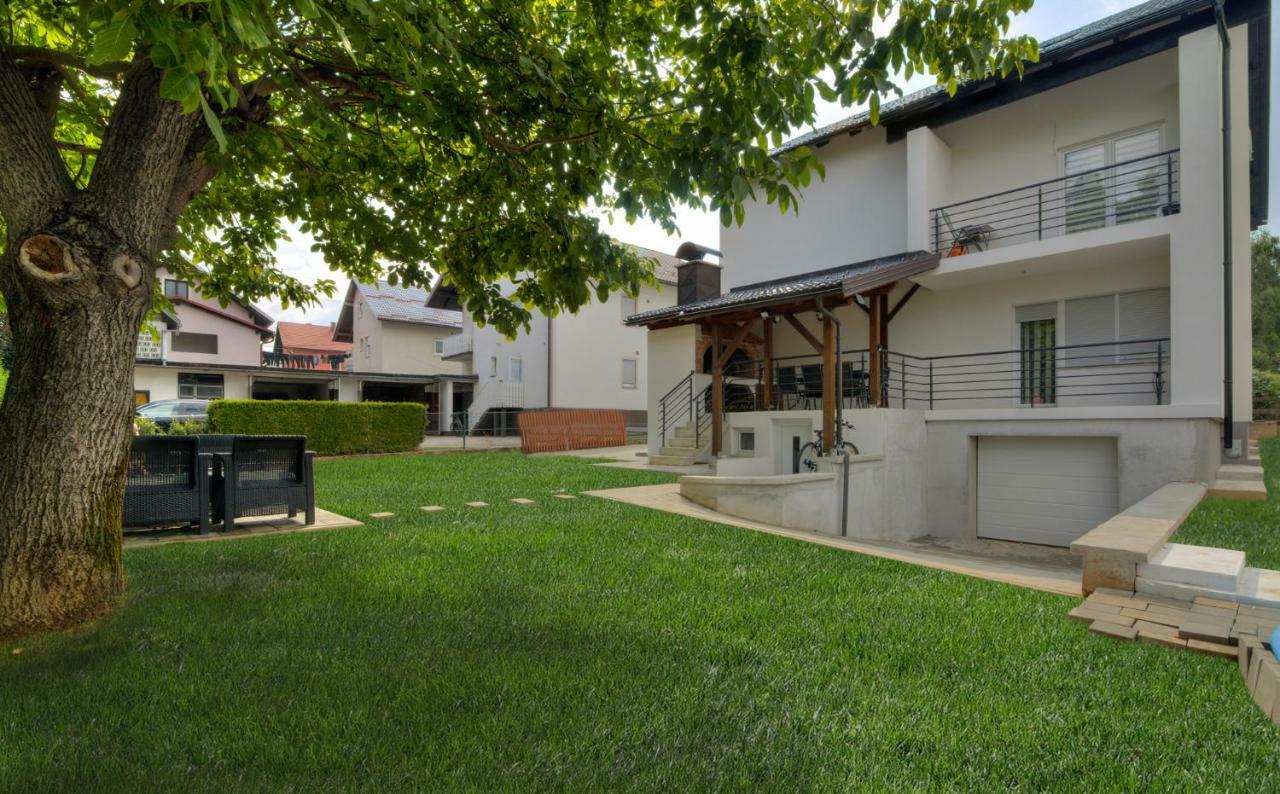 شقة House Smolcic Otočac المظهر الخارجي الصورة
