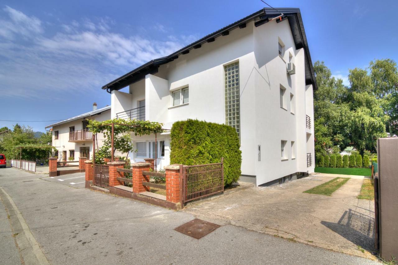 شقة House Smolcic Otočac المظهر الخارجي الصورة